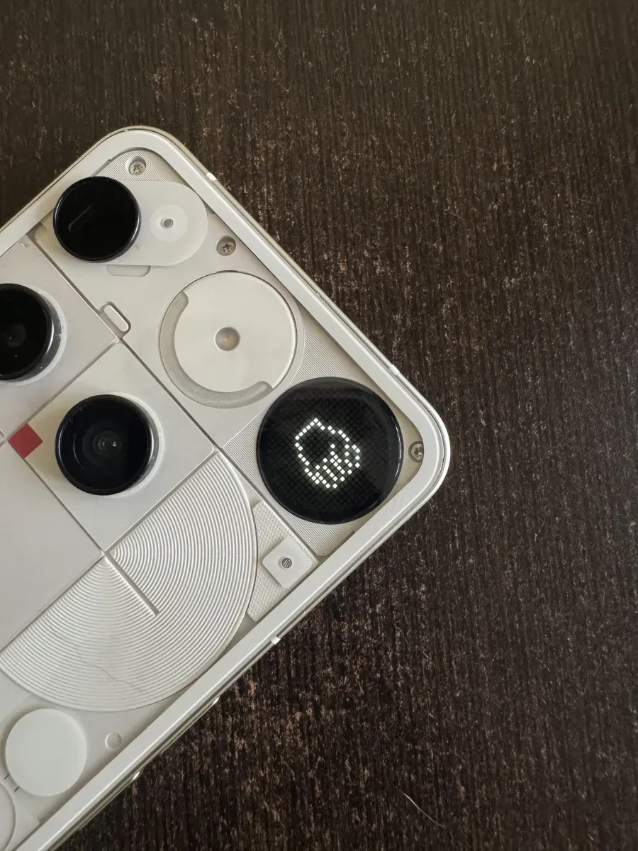 Detaliu al telefonului Nothing Phone 3 cu ecran mic și butoane distincte.