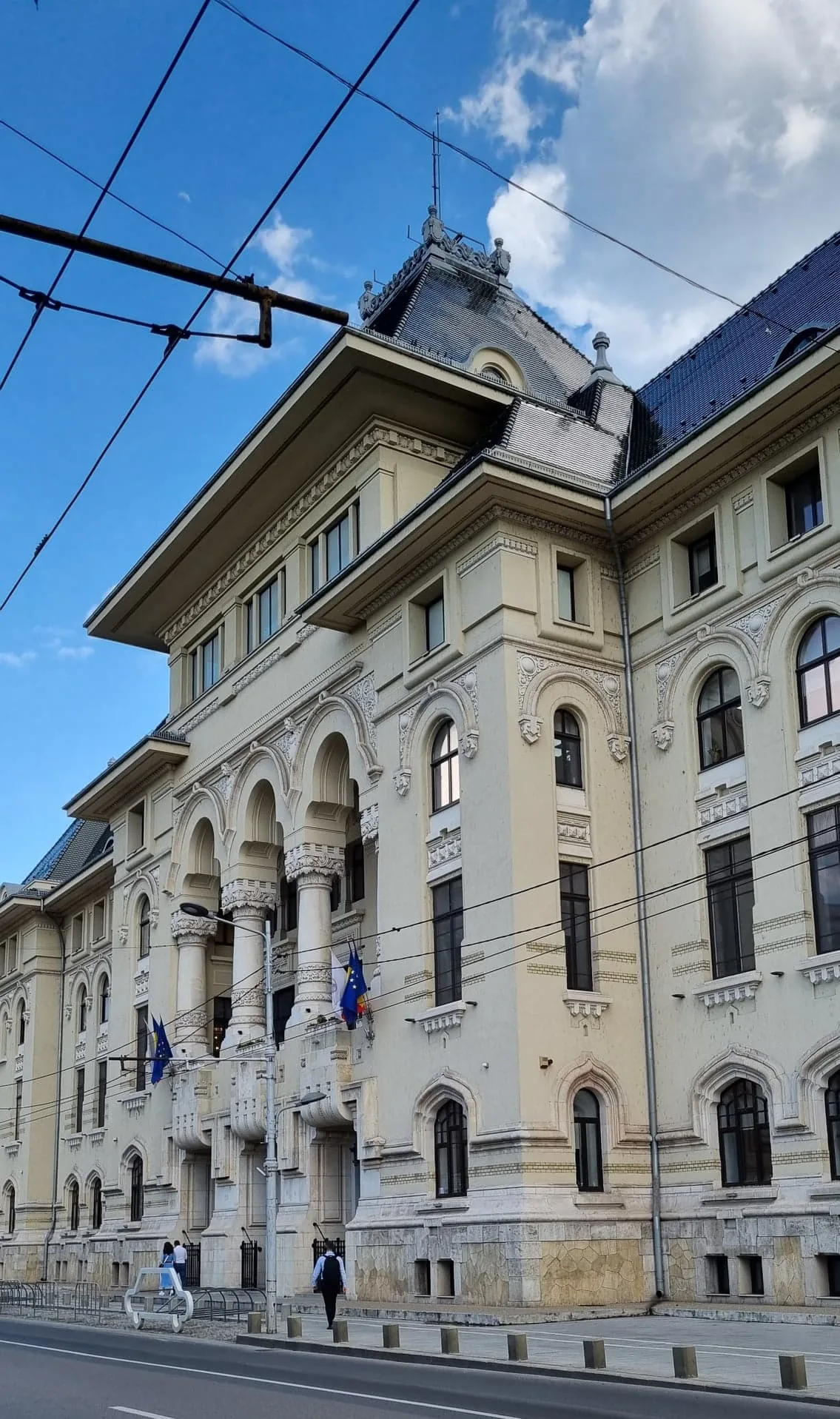 Clădirea Consiliului General din București, cu detalii arhitecturale elaborate.