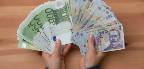 Bancnote de euro și lei, simbolizând instabilitatea economică.