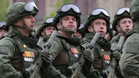 Soldați ruși în uniformă, pregătiți pentru desfășurarea misiunilor externe.