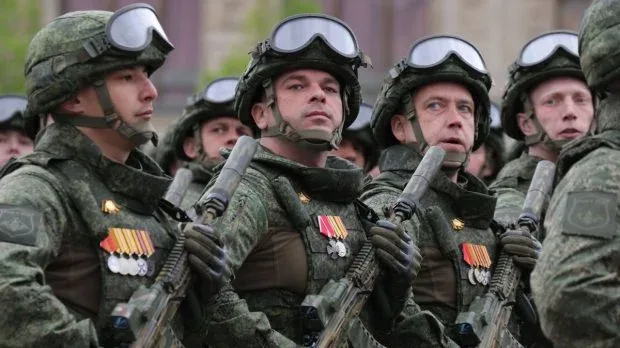 Soldați ruși în uniformă, pregătiți pentru desfășurarea misiunilor externe.