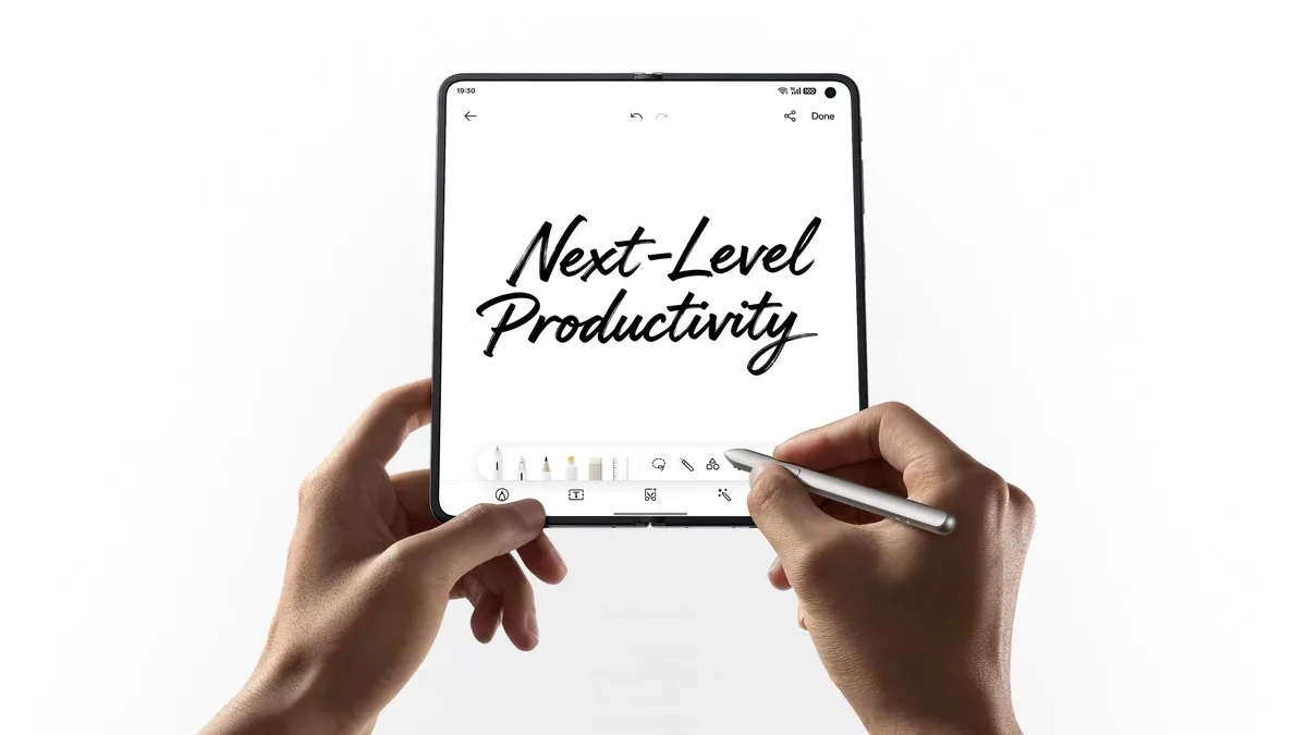 Utilizator scriind pe ecranul pliabil al telefonului Find N6 cu stylus