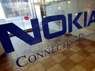 Logo Nokia pe un perete, simbolizând inovația în telecomunicații.