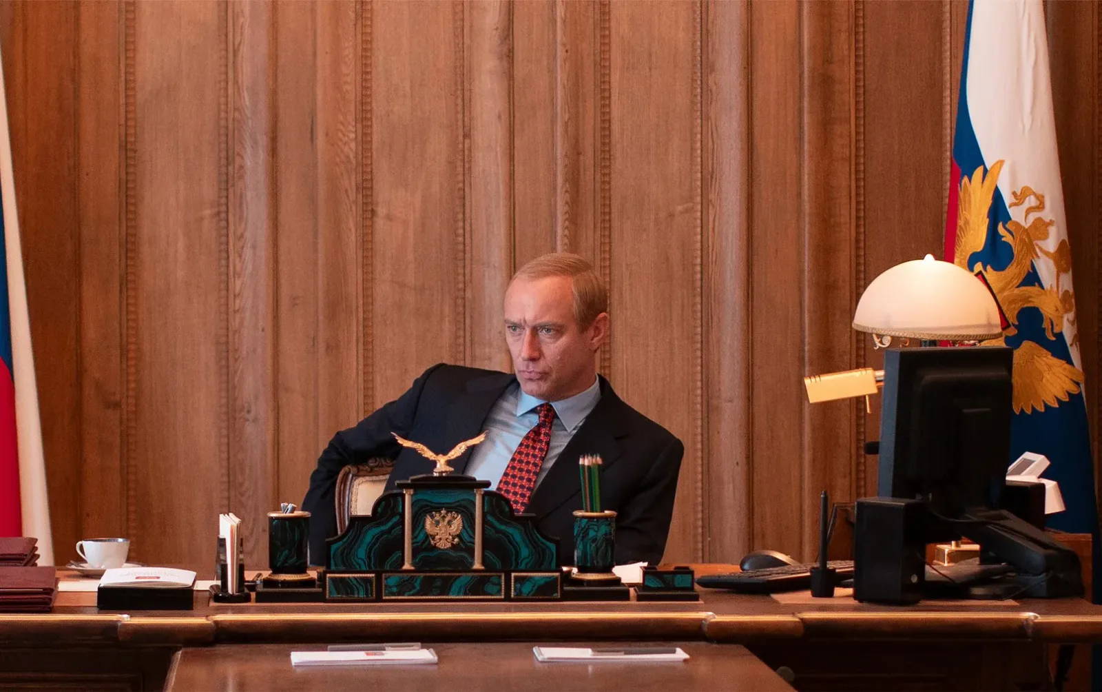 Jude Law în rolul lui Vladimir Putin, într-un decor oficial.