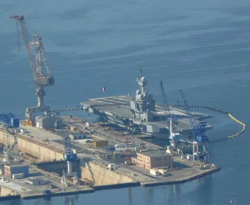 Portavionul Charles de Gaulle în port, pregătit pentru misiuni în Golful Persic.