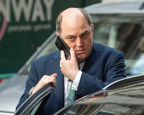 Fostul ministru britanic Ben Wallace discutând la telefon, într-un context tensionat.