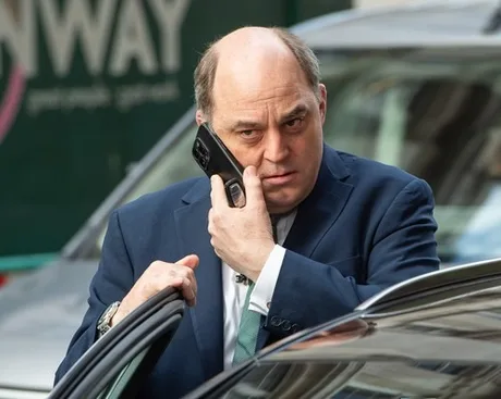 Fostul ministru britanic Ben Wallace discutând la telefon, într-un context tensionat.