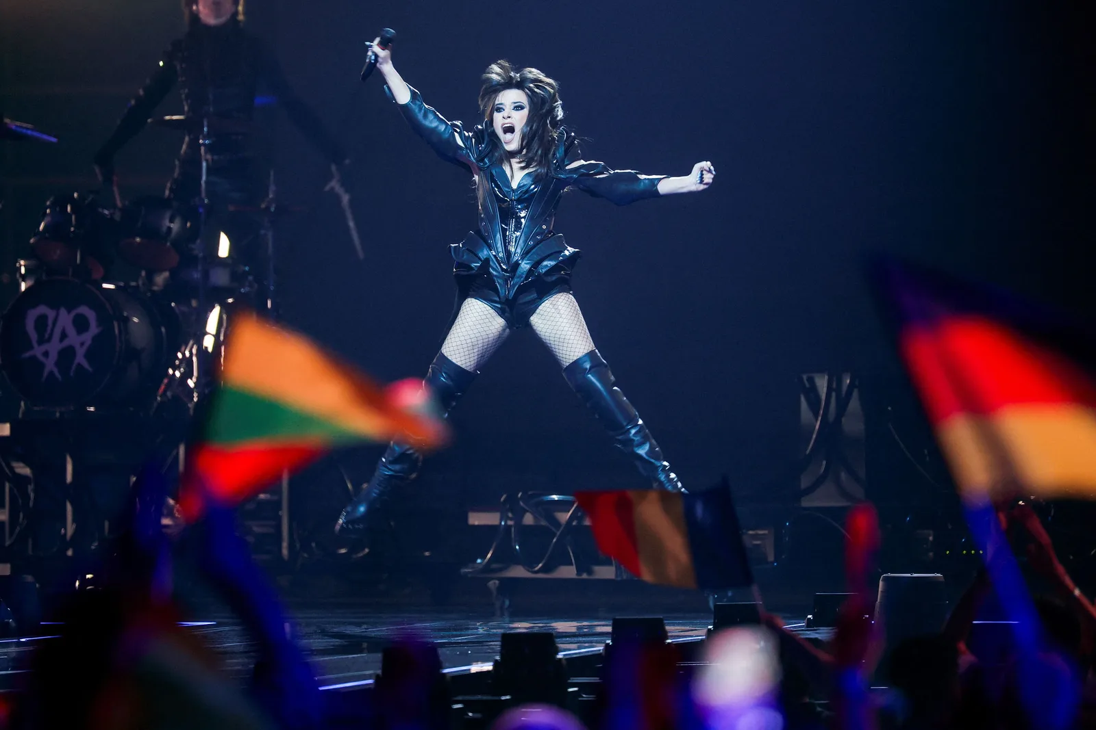 Alexandra Căpitănescu pe scenă, energică și plină de viață.