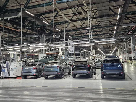 Linie de producție Dacia cu vehicule pregătite pentru livrare.