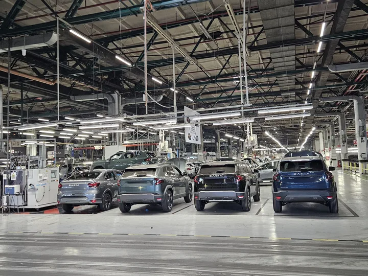 Linie de producție Dacia cu vehicule pregătite pentru livrare.