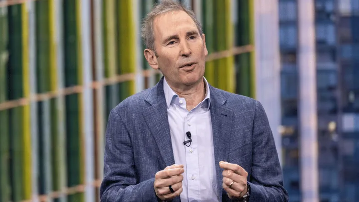 CEO-ul Amazon discutând despre provocările sateliților Leo și lansarea beta.