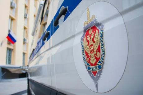 Sigla Serviciului Federal de Securitate pe un vehicul în Rusia.