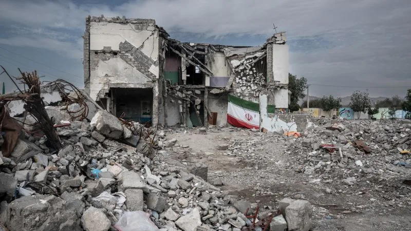 Clădiri distruse în Iran, simbol al conflictului și tensiunilor regionale.