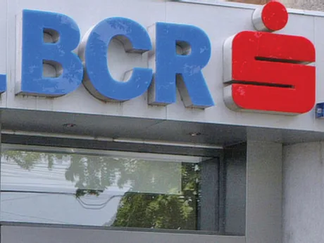 Sigla BCR pe fațada unei sucursale bancare din România.