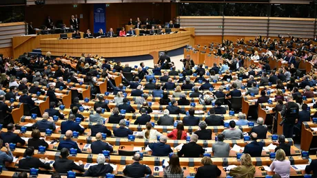 Sesiune plenară în Parlamentul European, cu mulți europarlamentari prezenți.