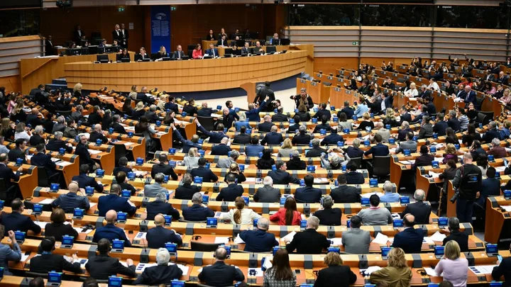 Sesiune plenară în Parlamentul European, cu mulți europarlamentari prezenți.