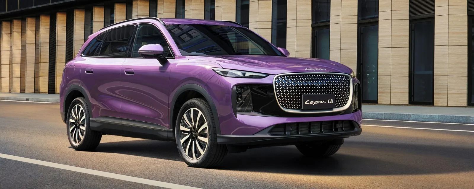 Modelul Lepas L8, un SUV modern, parcat pe o stradă urbană.