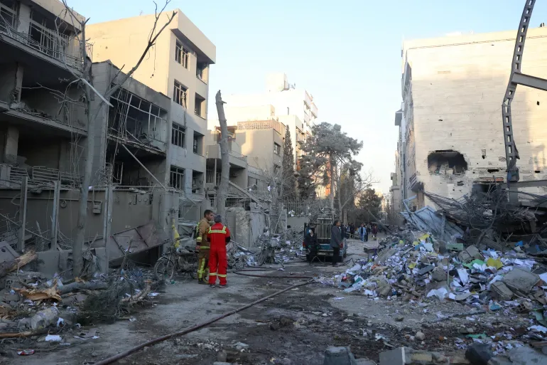 Ruinele clădirilor afectate de atacuri în Beirut, cu echipe de intervenție la fața locului.