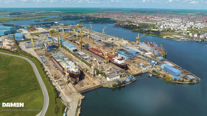 Șantierul naval din Mangalia, cu nave în construcție și activitate limitată.