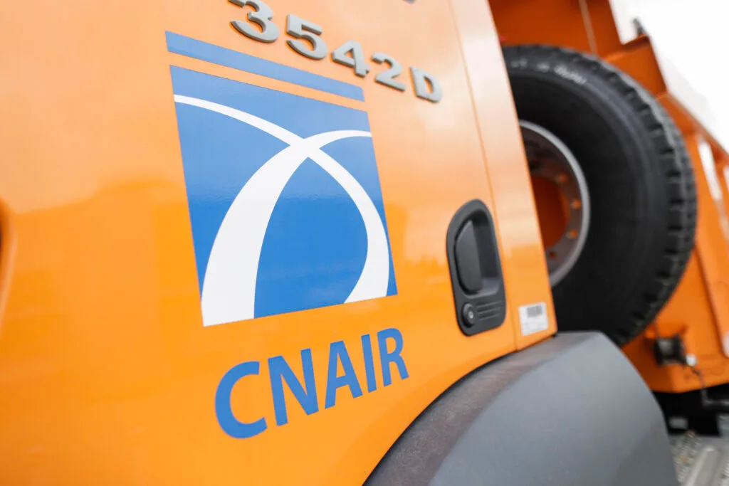 Logo-ul CNAIR pe un vehicul de lucru, simbolizând activitatea companiei.