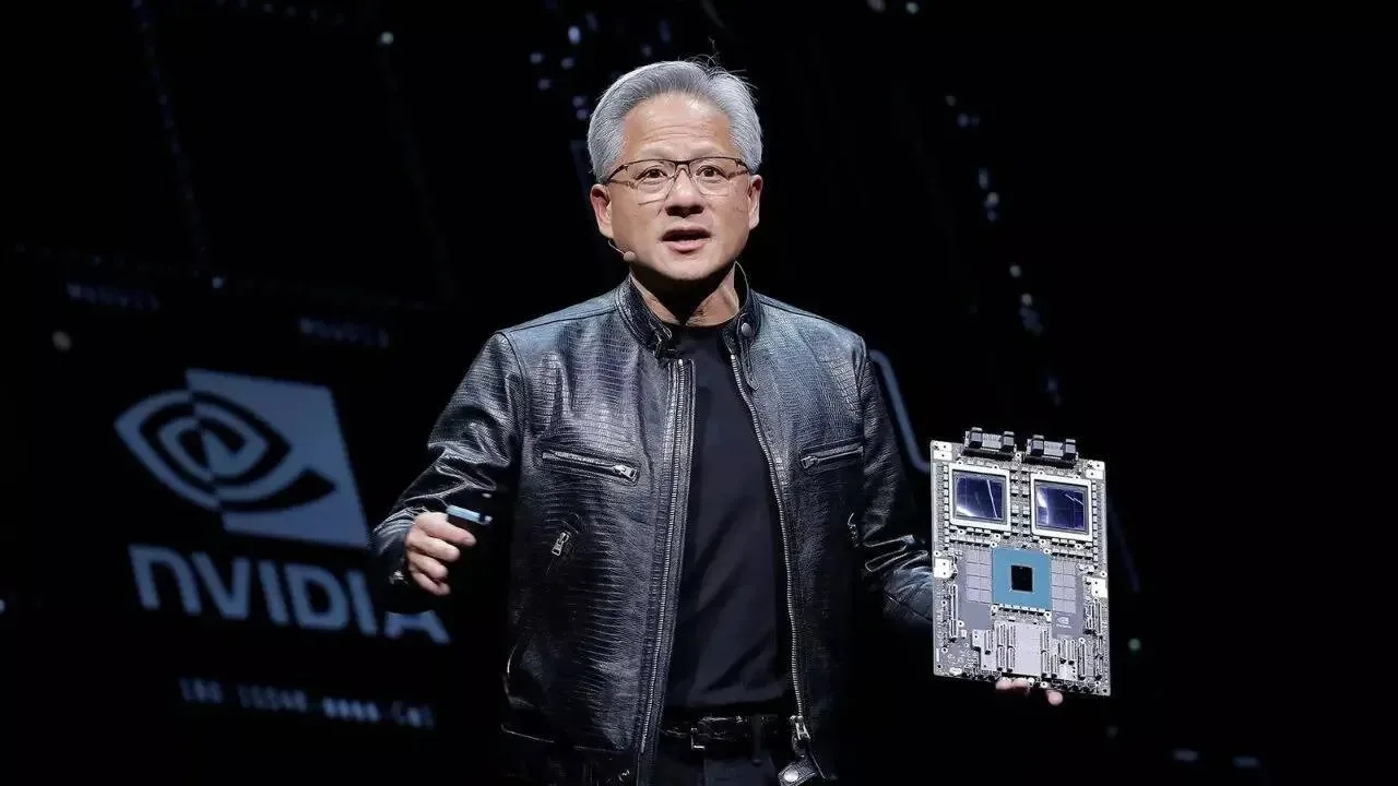 Jensen Huang prezentând un produs Nvidia pe scenă.