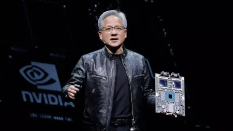 Jensen Huang prezentând un produs Nvidia pe scenă.