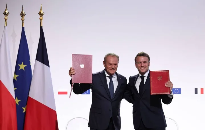 Donald Tusk și Emmanuel Macron semnează un acord de cooperare nucleară între Polonia și Franța.
