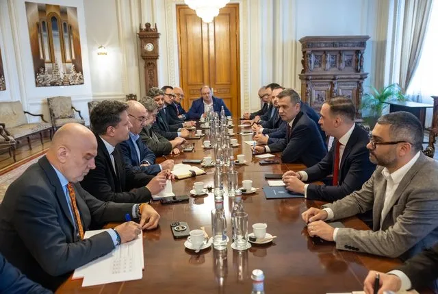 Întâlnire la Palatul Parlamentului pentru discuții economice urgente.