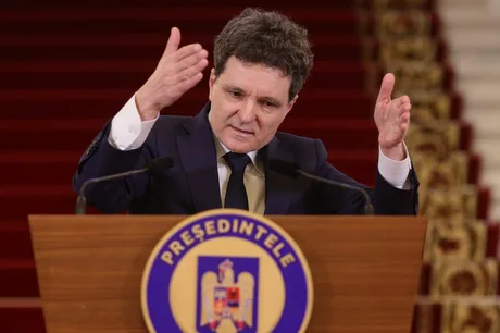 Nicușor Dan discutând despre ajutoarele financiare pentru familiile afectate.
