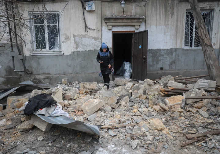 Ruinele unei clădiri afectate de atacurile cu drone în Ucraina.