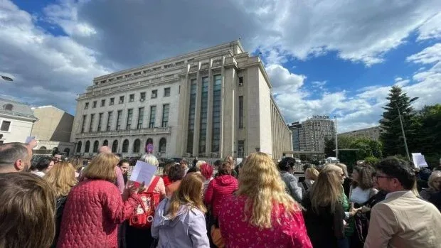 Protest al angajaților din administrația publică împotriva majorării salariilor la Romgaz.