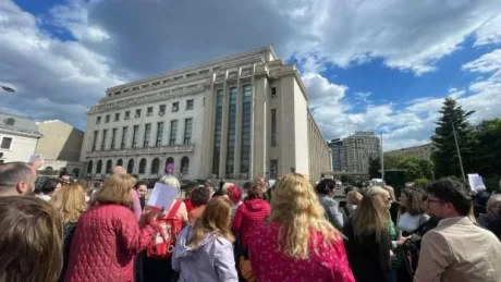 Protest al angajaților din administrația publică împotriva majorării salariilor la Romgaz.
