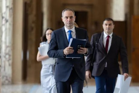 Alexandru Nazare discutând despre scăderea costurilor de împrumut ale statului român.