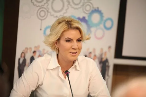 Cristina Chiriac discută despre privatizarea companiilor de stat pentru eficientizare.