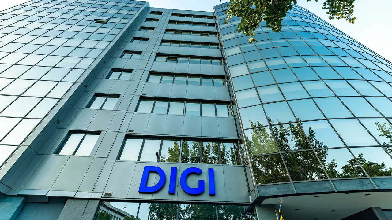 Clădirea DIGI cu feronerie modernă și geamuri reflectorizante.