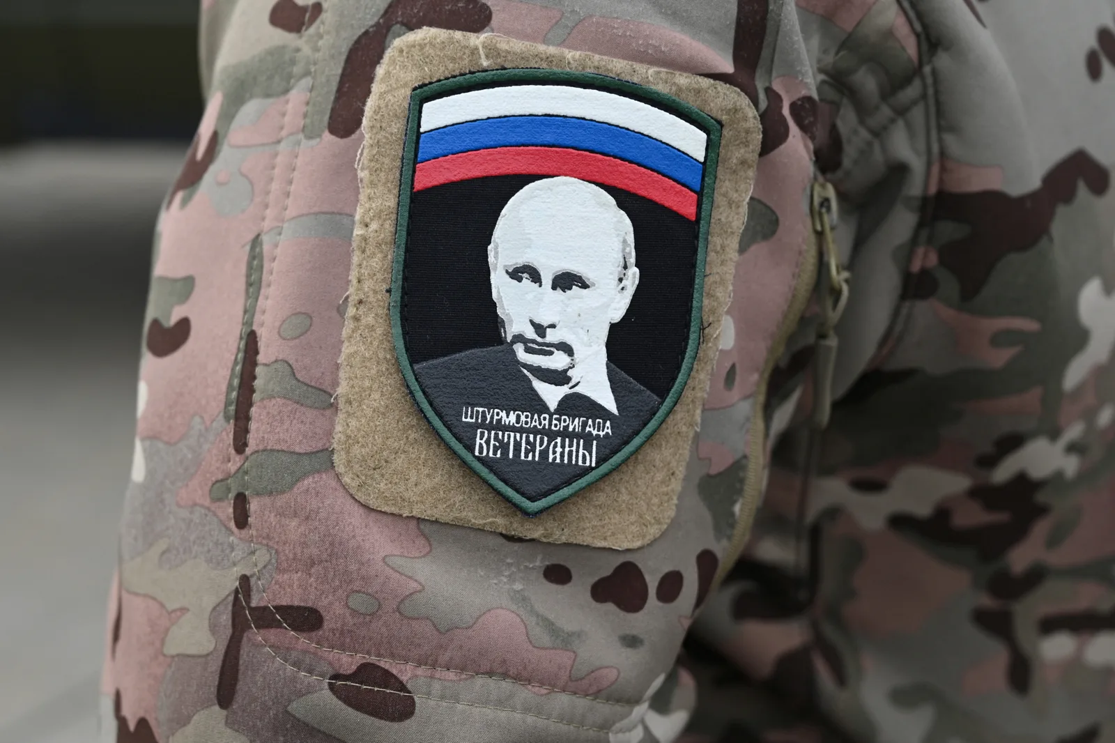 Insigna militară cu imaginea unui lider rus pe uniformă camuflată.