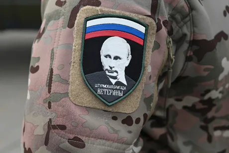 Insigna militară cu imaginea unui lider rus pe uniformă camuflată.