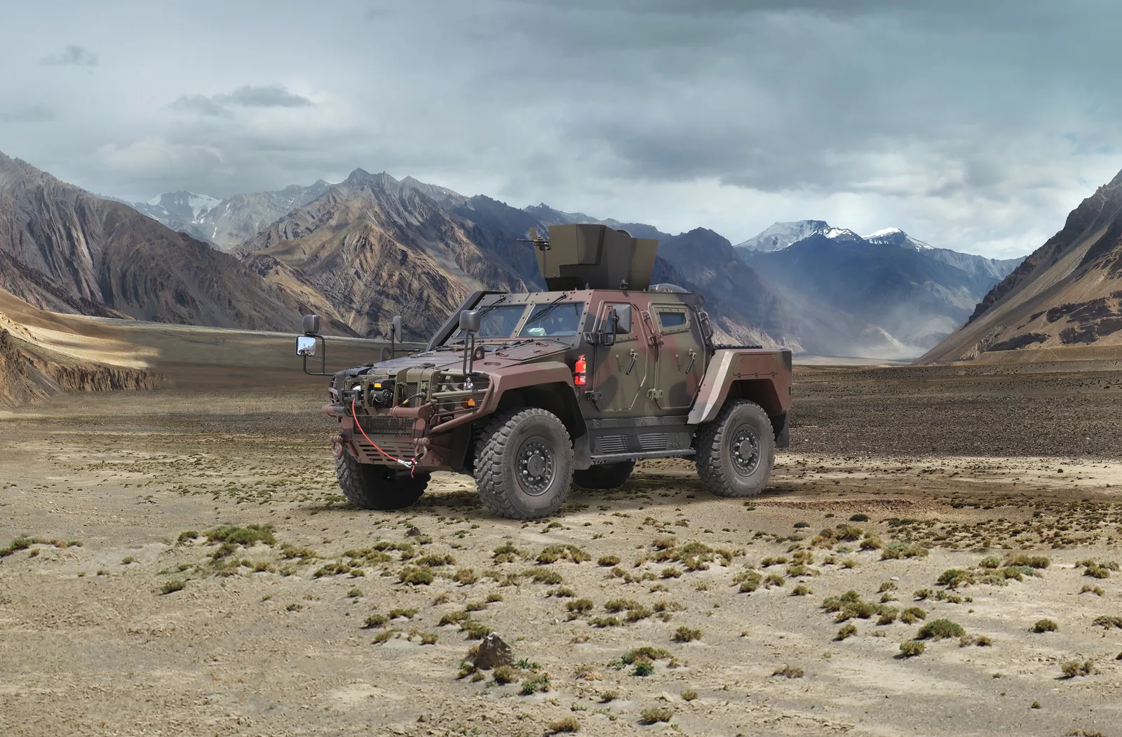 Vehicul blindat pe un teren montan, pregătit pentru misiuni militare.