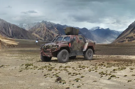 Vehicul blindat pe un teren montan, pregătit pentru misiuni militare.