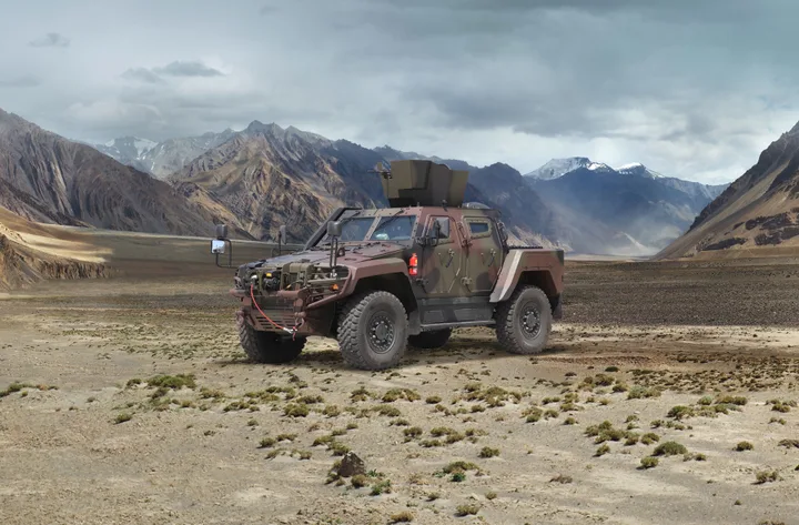 Vehicul blindat pe un teren montan, pregătit pentru misiuni militare.