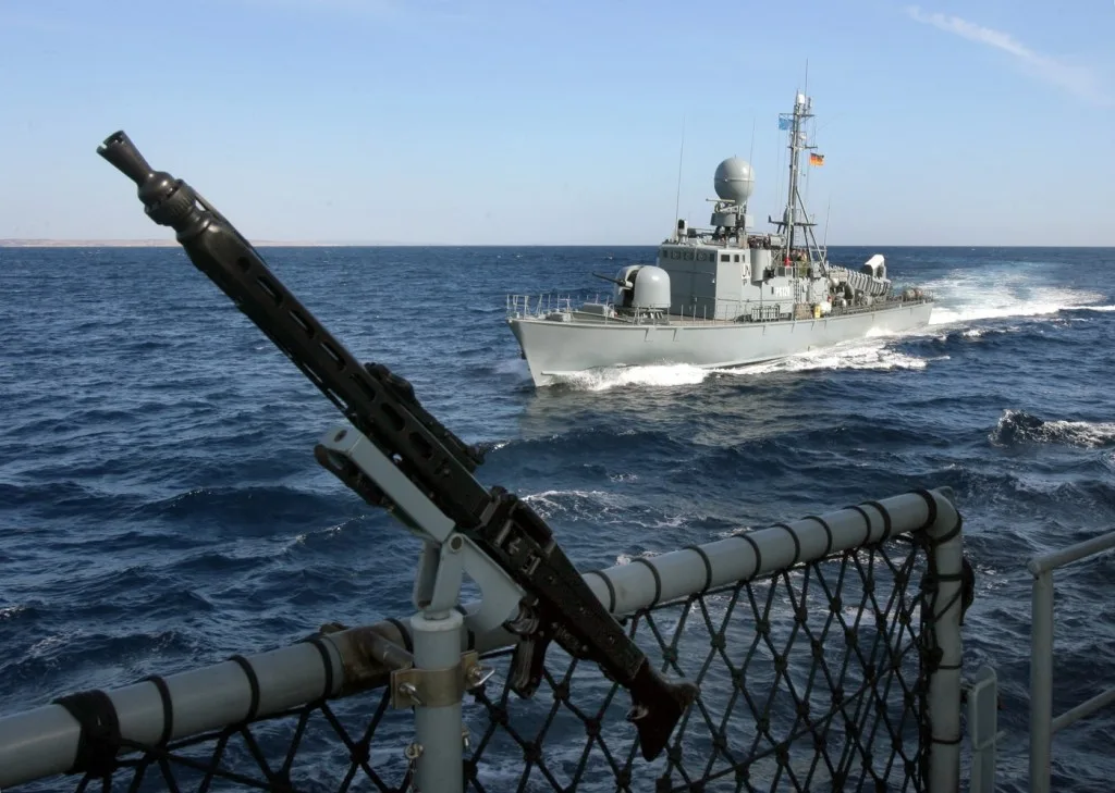 Fregată germană navigând pe Atlanticul de Nord, în context militar.