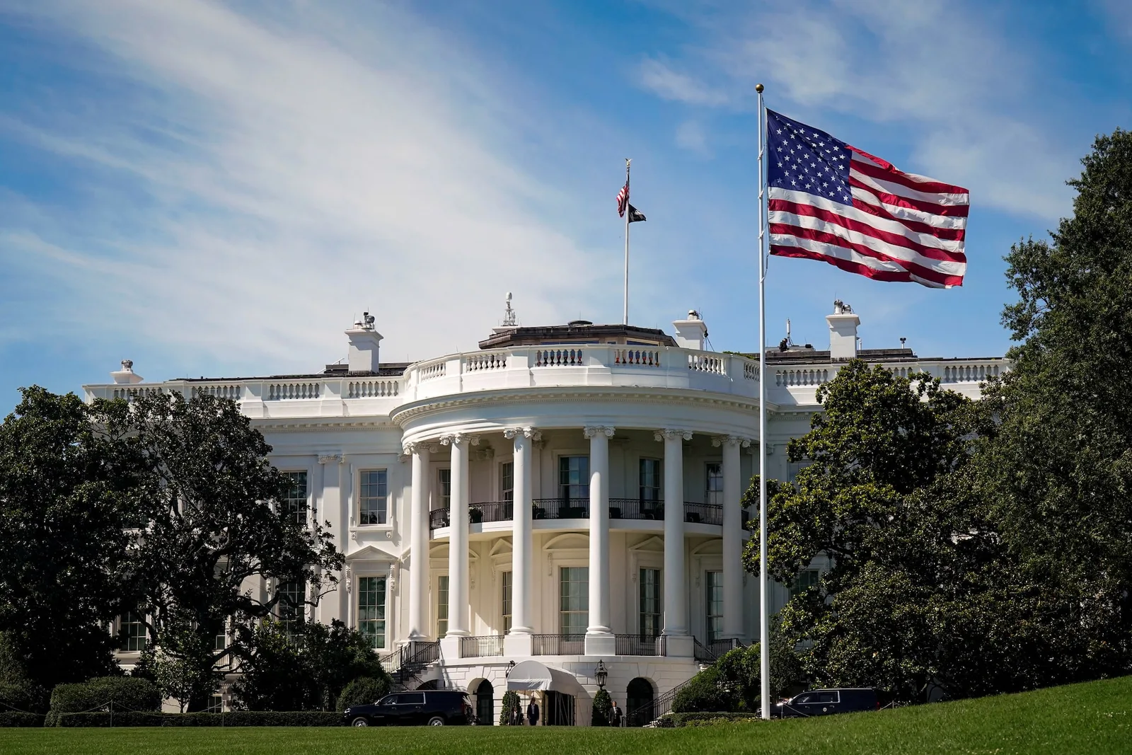 Casa Albă sub lumina soarelui, cu steagul SUA fluturând.