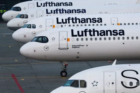 Avioane Lufthansa parcate pe aeroport, simbolizând schimbările tarifare.