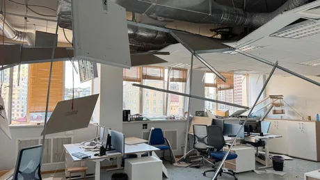 Birou distrus în urma atacurilor din Kiev, cu mobilier împrăștiat.
