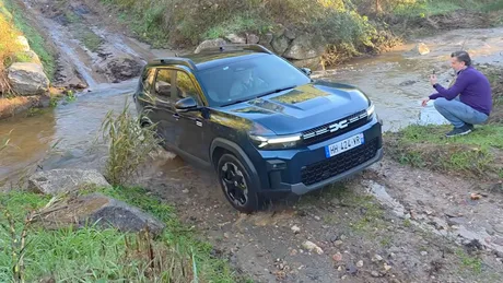 Dacia Hybrid-G 150 4x4 traversează un teren accidentat cu ușurință.