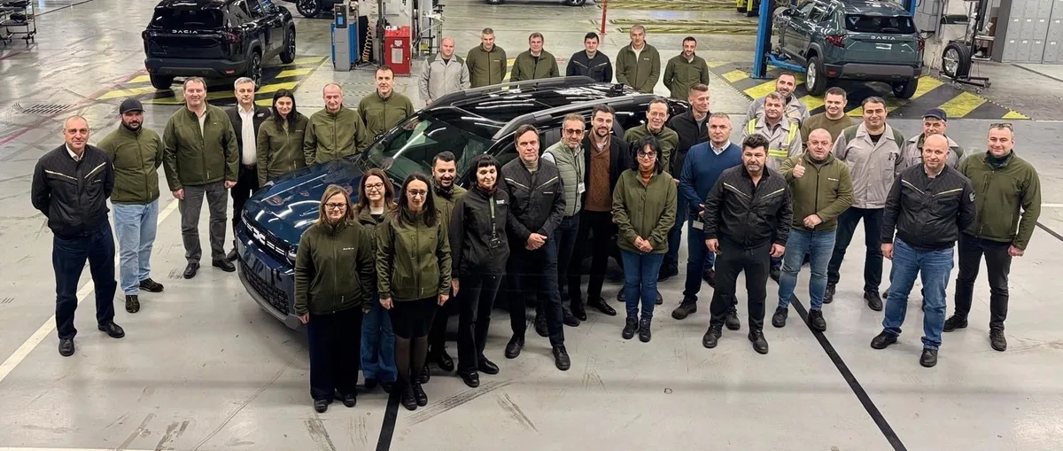 Echipa Dacia la lansarea sistemului hibrid Hybrid-G 150 4x4