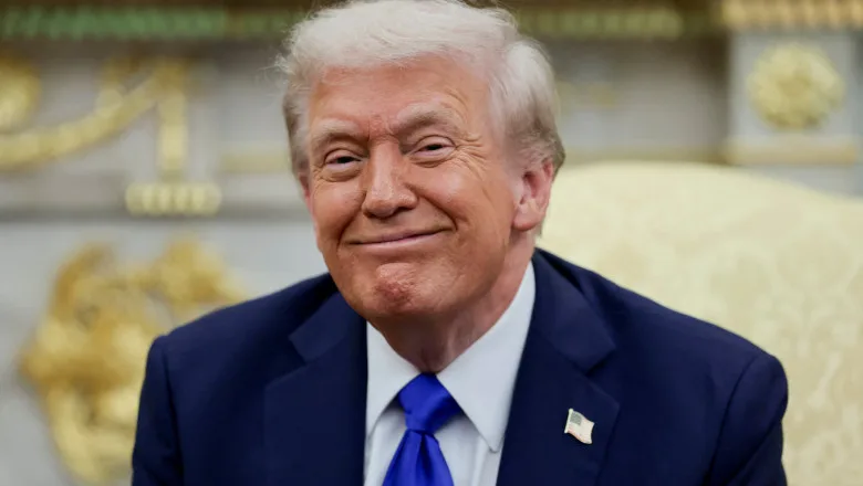 Donald Trump zâmbește în biroul oval, reflectând asupra bugetului militar.