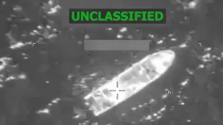 Ambarcațiune distrusă în urma unui atac militar în Pacific.