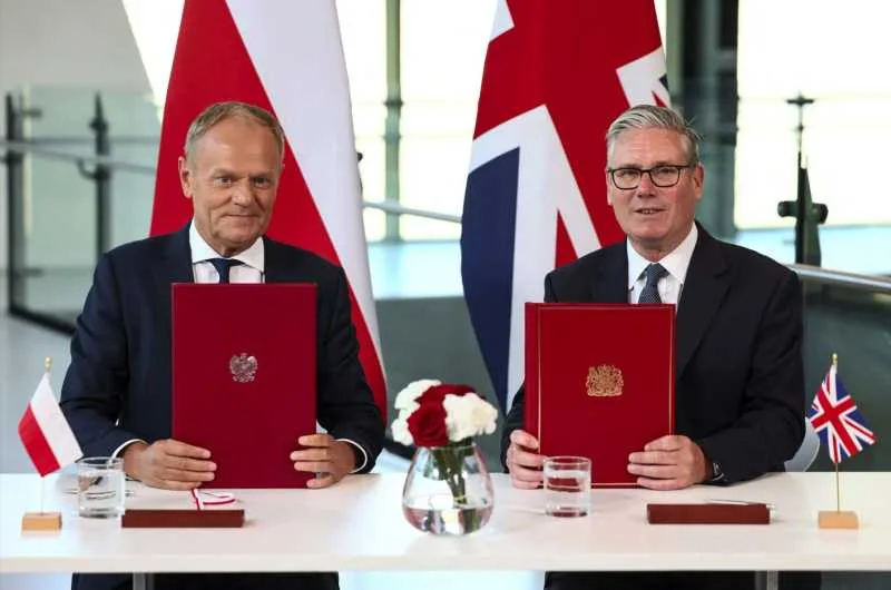Keir Starmer și Donald Tusk semnează un acord de apărare între Regatul Unit și Polonia.
