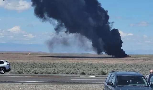Fum negru se ridică deasupra terenului după coliziunea avioanelor în Idaho.